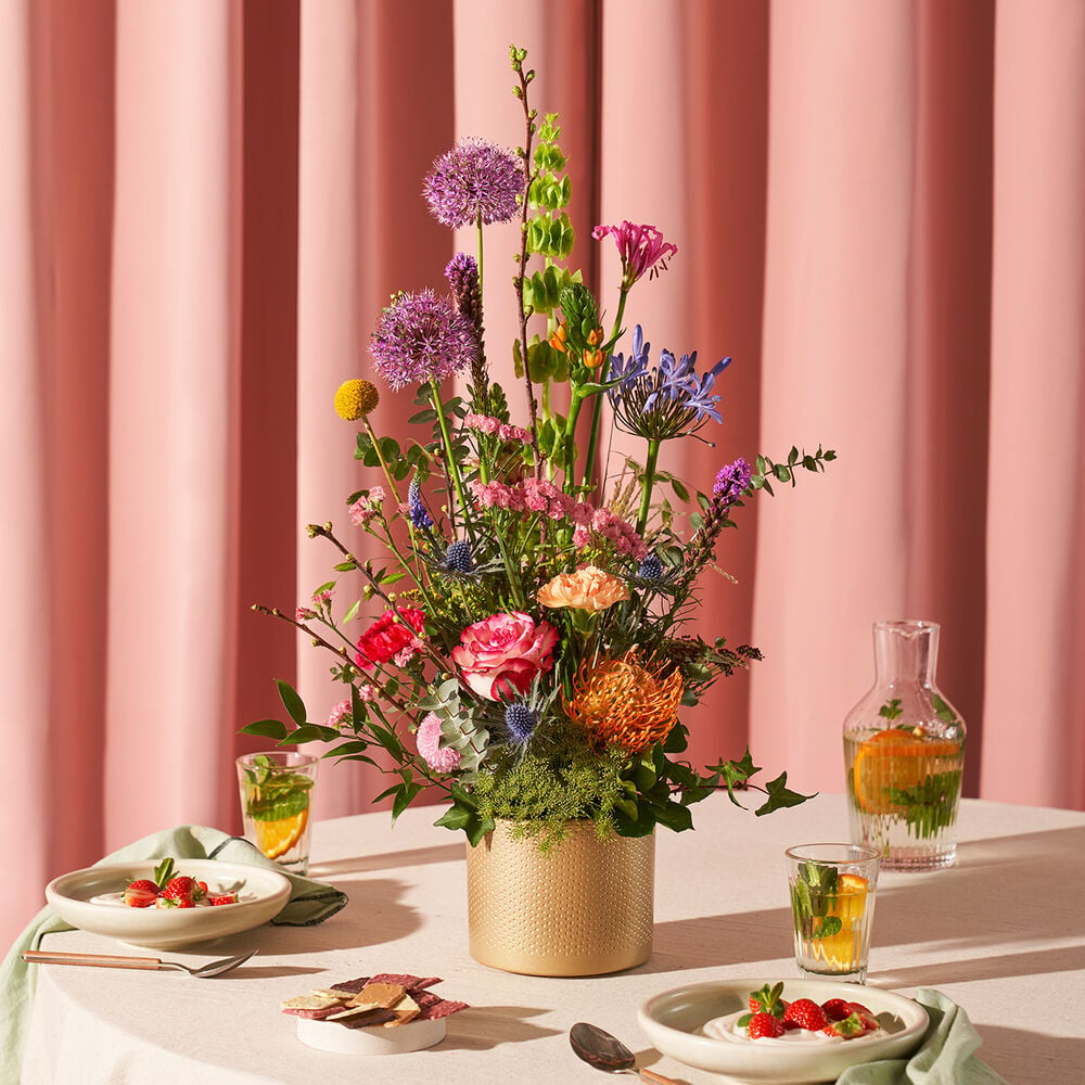 Luxury flower arrangement (pot included!)