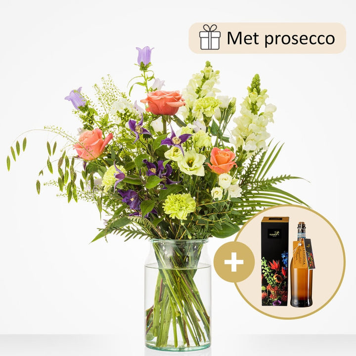 Een boeket bloemen met een fles Prosecco.